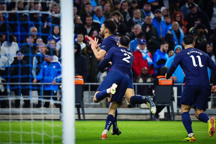 网传视频浙江U20全运会输球后被球迷训话，王钰栋摇头离开（网传浙江U20全运会失利后遭球迷当面指责，王钰栋摇头转身离场）