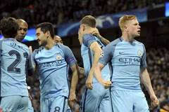 卡里乌斯妻子晒圣诞写真：身穿金色深V礼服展示孕肚（卡里乌斯妻子分享圣诞写真，穿金色深V礼服大方秀孕肚）