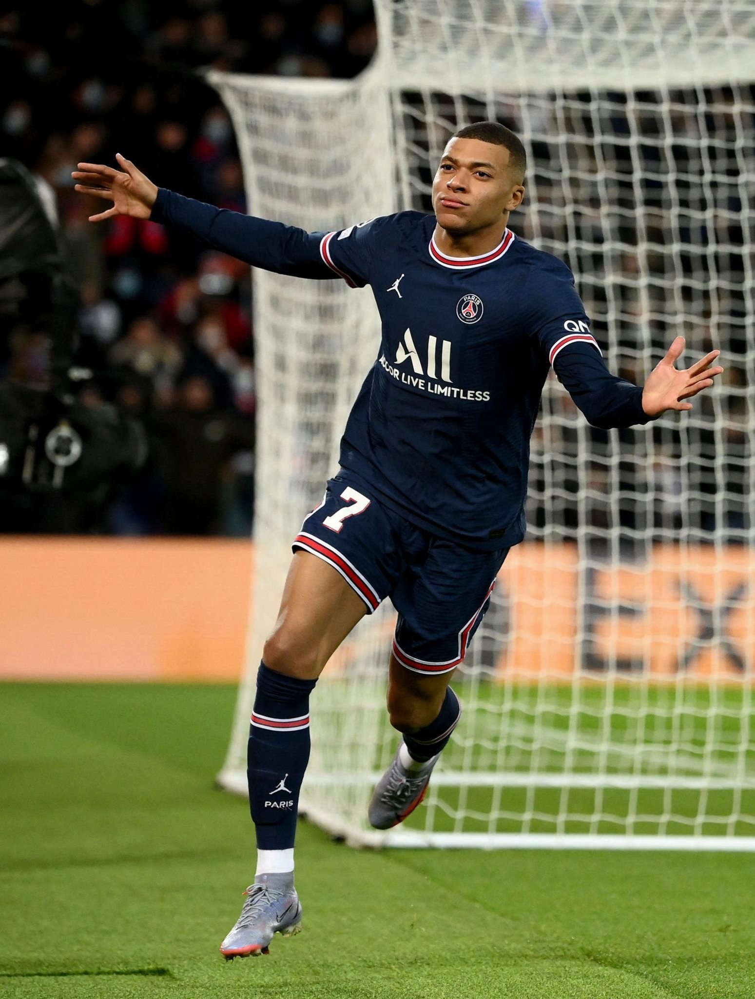 2025赛季足协杯现场观众总人数为505278人次，场均8020人（2025赛季足协杯观赛总人数达505278人次，单场平均8020人）