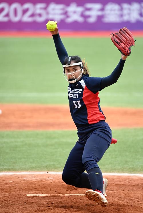 高尔夫球场维护有多烧钱？（维护一座高尔夫球场要花多少钱？）