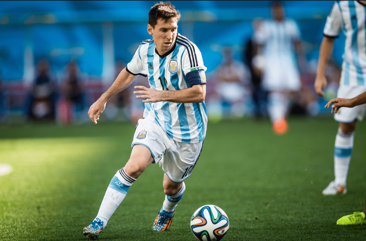 因右踝发炎，朗尼克取消了担任阿森纳vs拜仁解说嘉宾的计划（右踝发炎，朗尼克退出阿森纳战拜仁的解说工作）