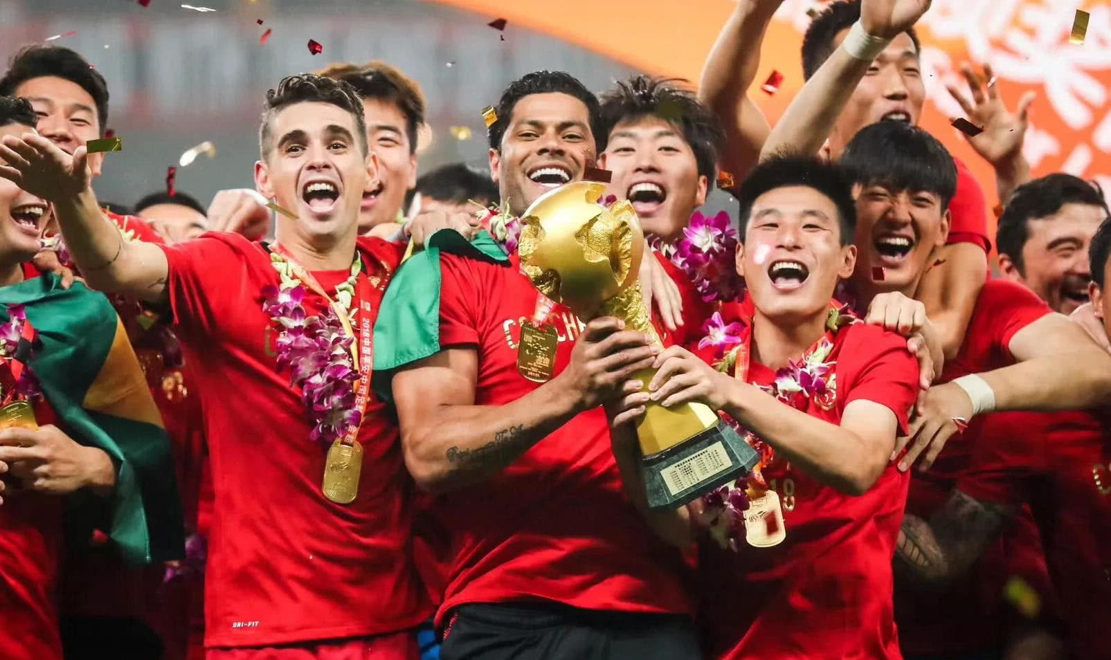 意媒：因机场跑道结冰，尤文全队与远征球迷被困挪威（机场跑道结冰致航班停摆，尤文全队与远征球迷滞留挪威）