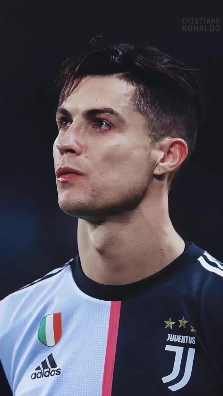 外媒：下赛季欧冠联赛阶段用球将采用白+薄荷绿+紫创新配色（外媒称：下赛季欧冠联赛阶段比赛用球将启用白、薄荷绿与紫的全新配色）