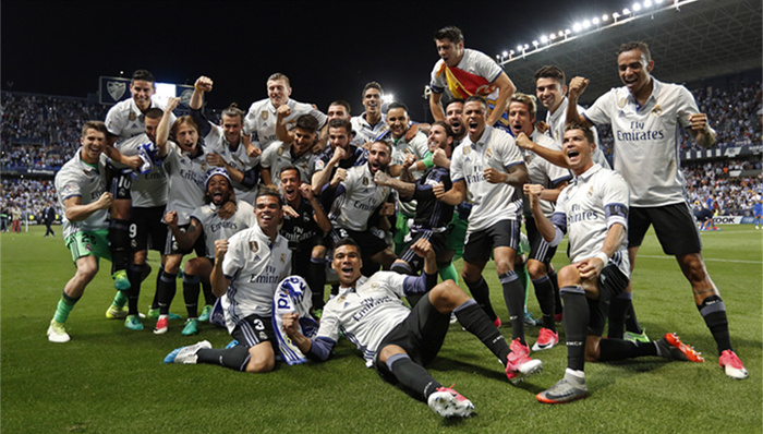 曼联、利物浦近五轮各1胜，英超积分榜曼联积22分，领先利物浦。（英超近五轮曼联与利物浦各仅一胜，曼联22分暂压利物浦）