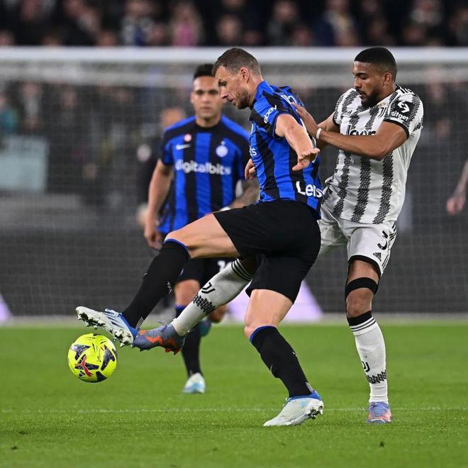 记者：韩鹏仍是泰山主帅，但俱乐部需要找个名义上的“主帅”（记者称韩鹏仍掌舵泰山，俱乐部需另觅“名义主帅”）